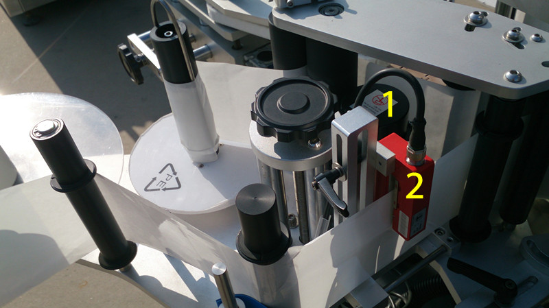 labeling machine for E liquid small bottles označenie pre E liquid close images.jpg