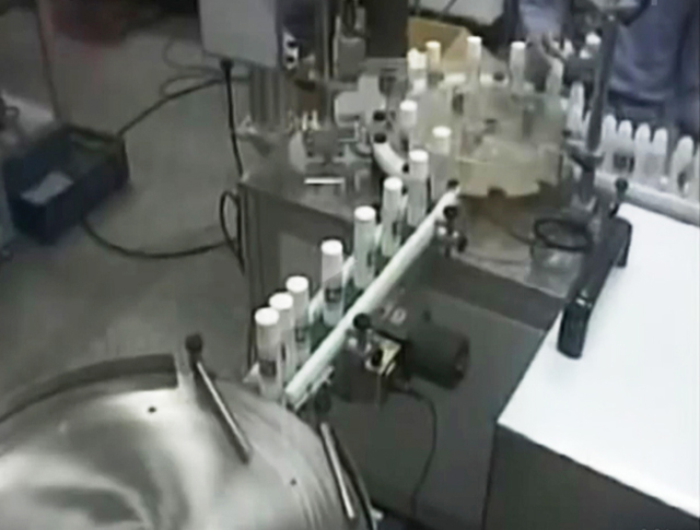 stroje na uzatváranie náplní.jpg