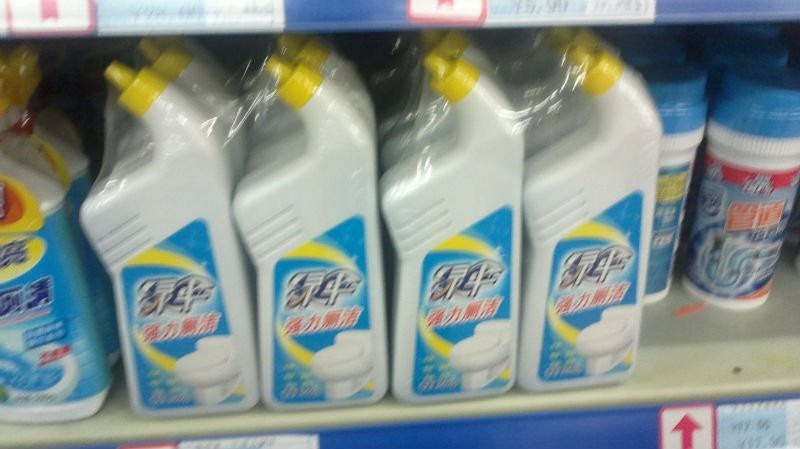 liquid detergent bottles wrapping balenie fliaš s tekutým čistiacim prostriedkom.jpg