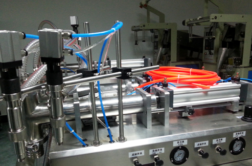 liquid filling machinery semi automatic horizontálna kvapalinová plnička plne pneumatická.jpg