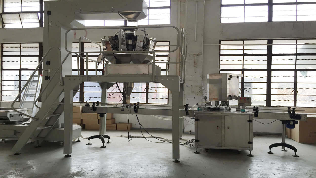 pečatiace stroje na plnenie plechoviek.jpg