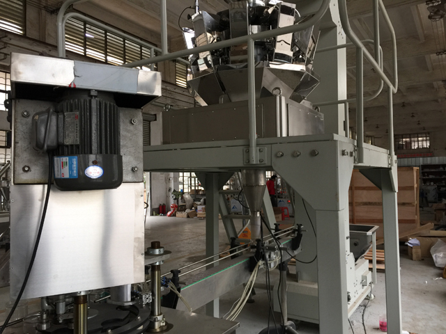 STROJ NA PLNENIE PLECHOV zavrieť záber.jpg