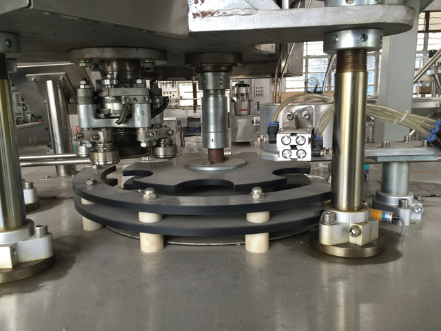 plechovky automatické tesnenie diel.jpg