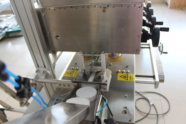 uzatvárací stroj so zdvíhaním (1).JPG