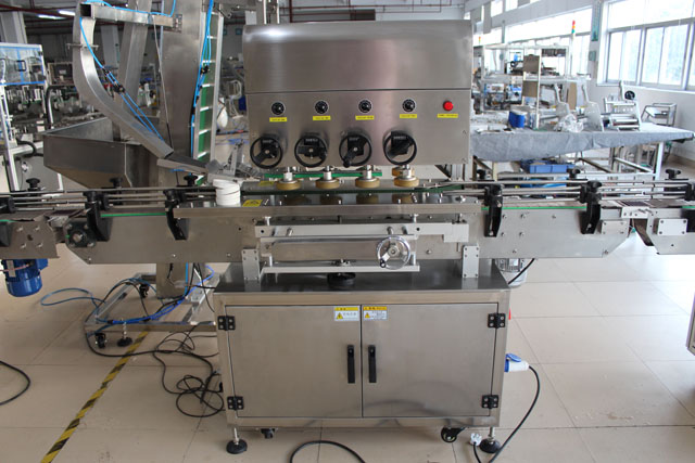 uzatvárací stroj so zdvíhaním (3).JPG