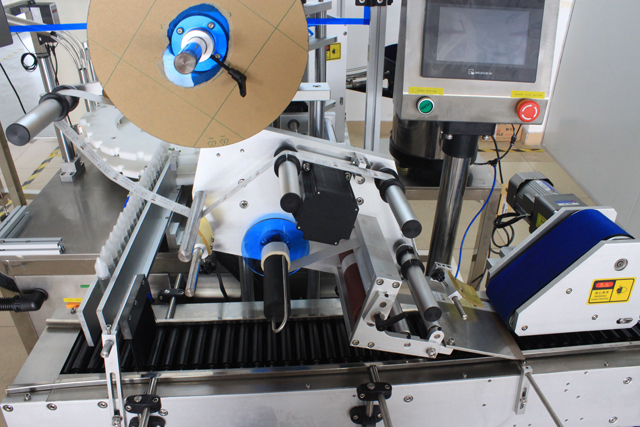 rolling bars from horizontal labeling machine synchrónny pás na rolovanie fliaš.jpg