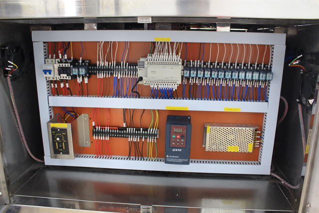 horizontal small bottles labeling machine picture horizontálny etiketovací stroj skutočný obrázok.jpg