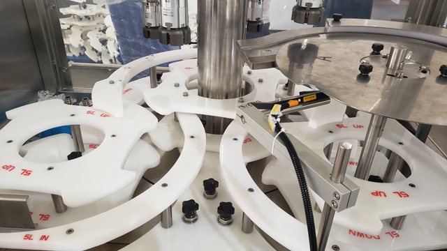 zariadenie na uzatváranie skrutky.jpg