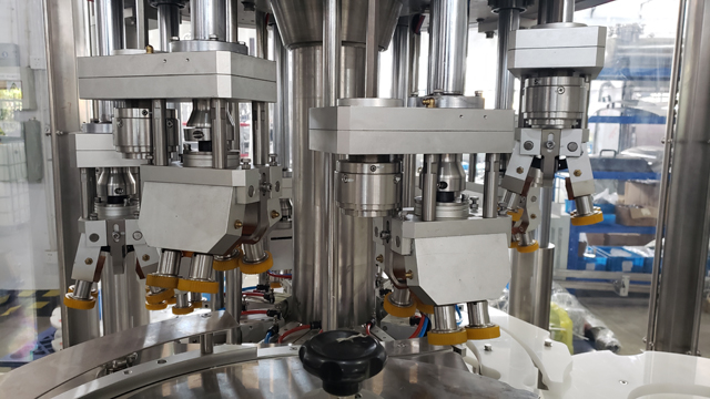 8 heas skrutkovací uzáver.jpg