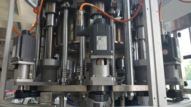 8 heas skrutkovací uzáver.jpg