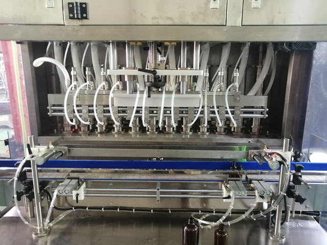 12-hlavový plniaci stroj s miešacím ohrievačom (4).jpg