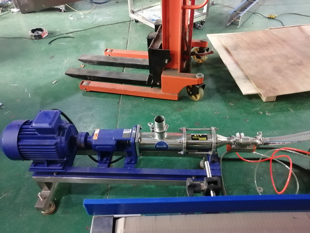 12-hlavový plniaci stroj s miešacím ohrievačom (3).jpg