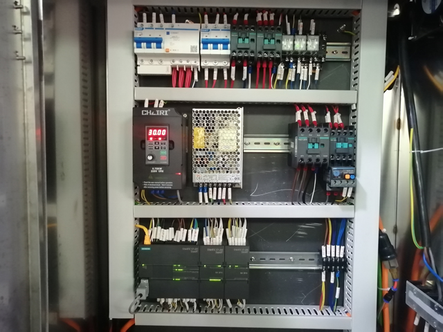 12-hlavový plniaci stroj s miešacím ohrievačom (2).jpg