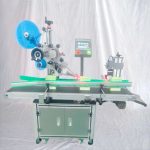 Lineárny stroj na označovanie nálepiek v rohu malých kartónových škatúľ