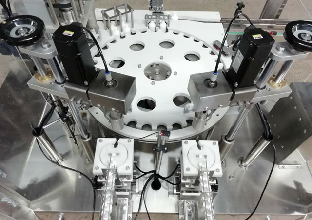 fľaše robot rameno podávač.jpg