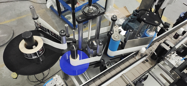 etiketovací stroj na nálepky.JPG