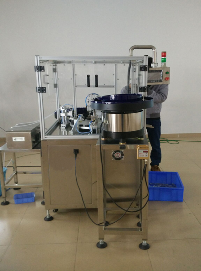 testovanie strojov inžinierom.jpg