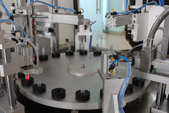 plniaci lisovací stroj automatický.jpg