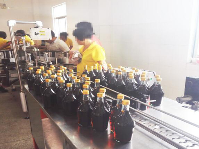 Stroje bežiace v továrni.jpg