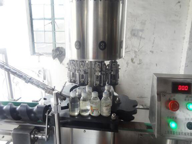 vnútri ropp capping machines.jpg