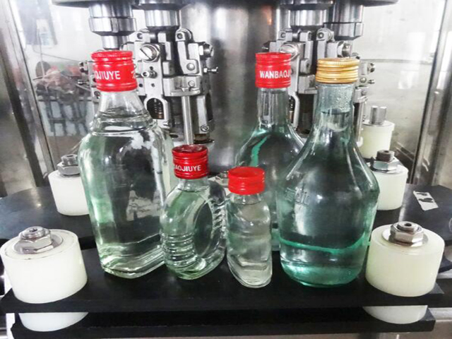 vnútri ropp capping machines.jpg