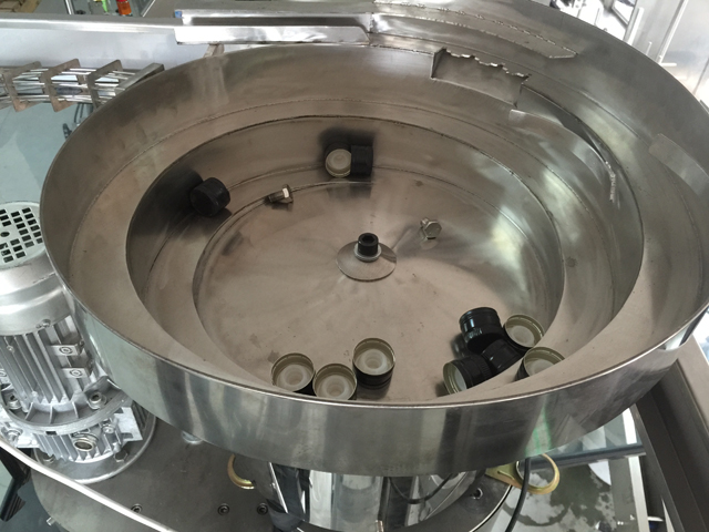 čiapky vibrátor podávací systém.jpg