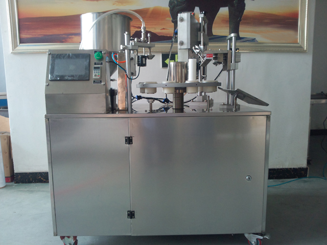 rotary filling sealing machine ultrasonic close shot pre ultrazvukový plniaci tesniaci stroj.jpg