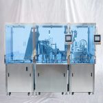 Stroj na plnenie zostavy farmaceutických vopred naplnených injekčných striekačiek