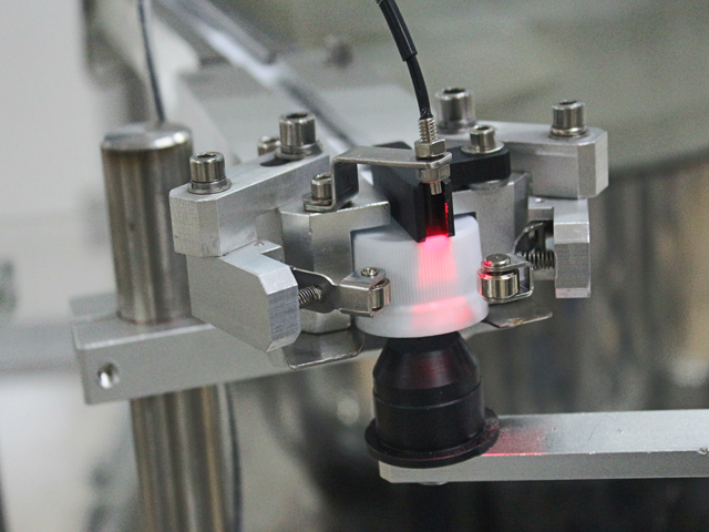 Uzáver stroja v detailoch.jpg