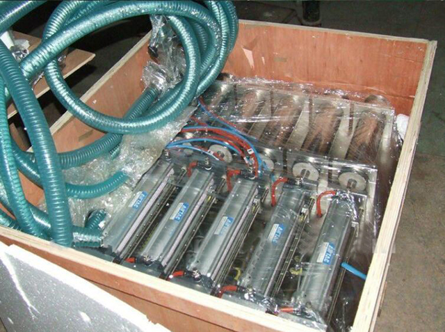 Plniaci stroj so 4 hlavami v drevenom kufríku.jpg