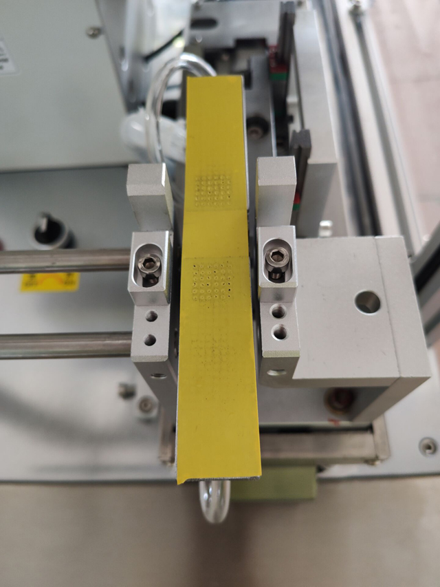 tlač štítkov káble drôtené detaily stroja (6).jpg