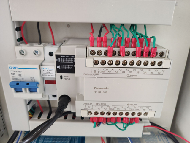 tlač štítkov káble drôtené detaily stroja (1).jpg