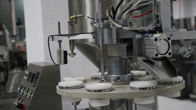 plnič trubíc plastic.jpg