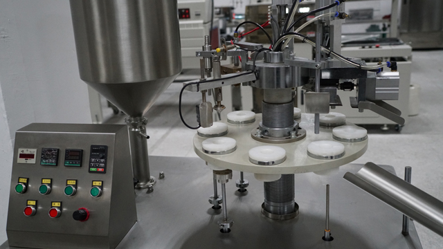 vybavenie na utesňovanie plniva trubíc.jpg