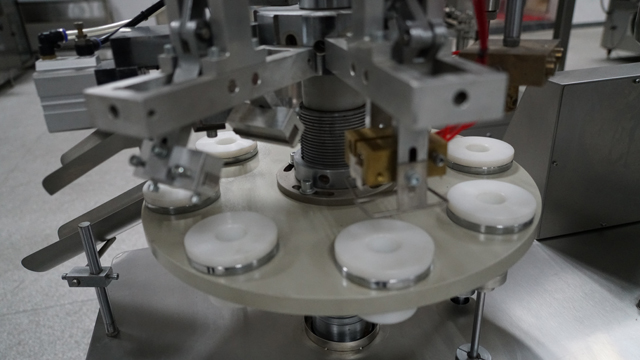 poloautomatický plniaci tmel line.jpg