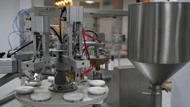 plnič trubíc plastic.jpg