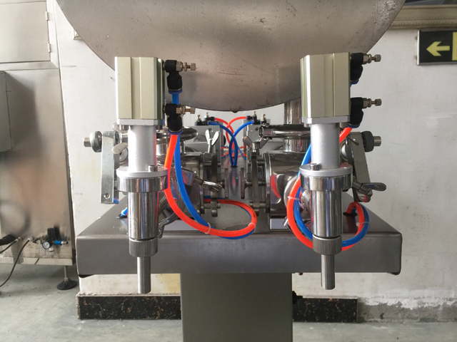 two filling nozzles pneumatic filler equipment trysky dve.jpg
