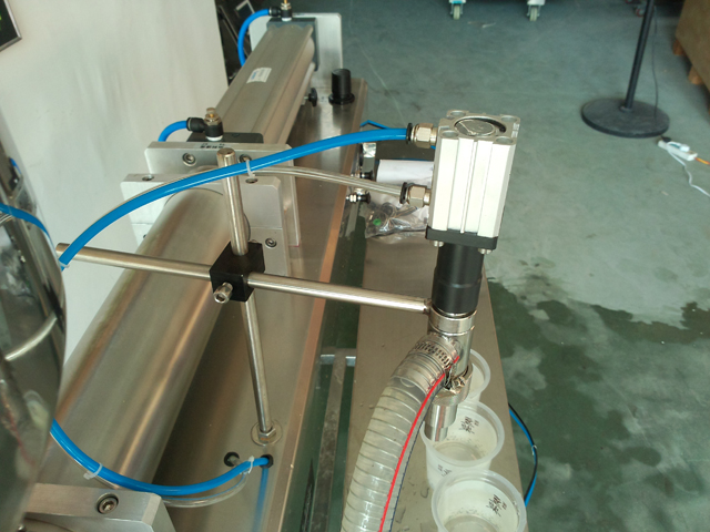 liquid filling machine for lotion shampoo cream Vybavenie na plnenie šampónov.jpg