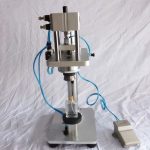 Poloautomatický pneumatický stroj na krimpovanie sklenených fliaš na parfumy
