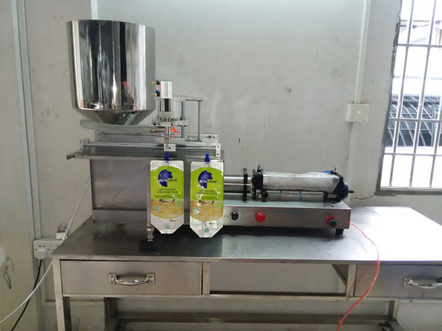 Stroj na plnenie výtokových sáčkov (4).jpg