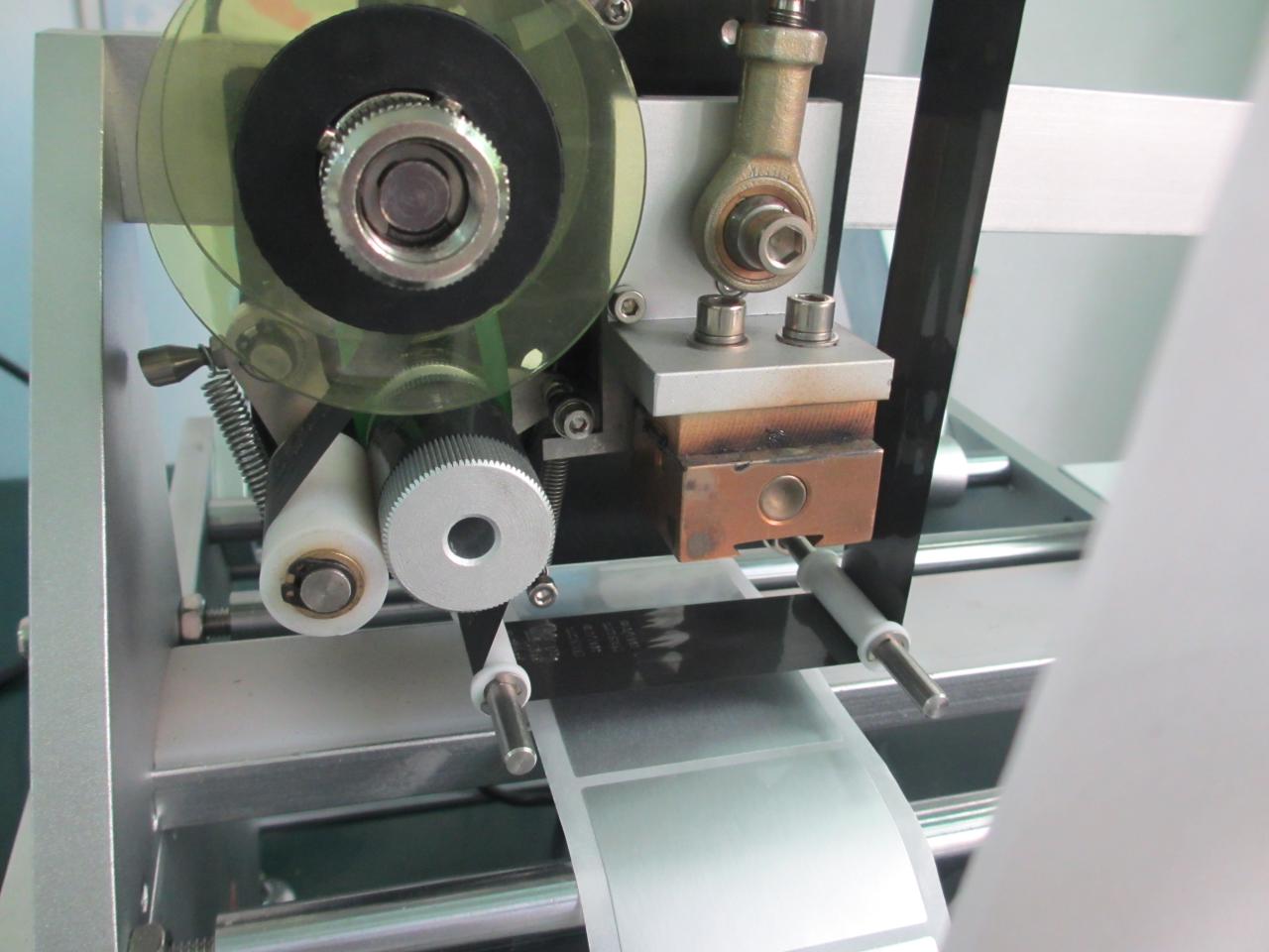 syringe labeling with printing coding function štítok striekačky s tlačovým kódovačom (5).JPG