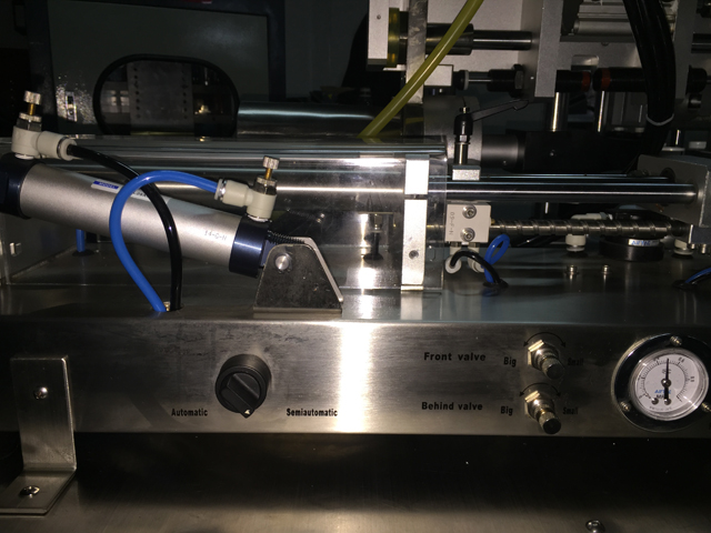 horizontal filling machine for filling process horizontálny plniaci stroj na plnič rúrok sealer.jpg