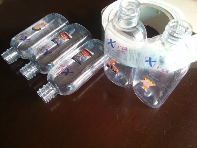 transparent labels labelled samples bottles plane surface Mrwan vzorka priehľadných etikiet a fliaš (3).jpg