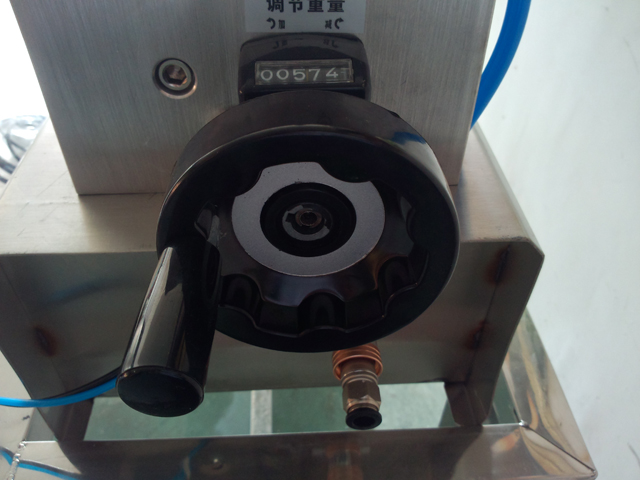 liquid filling machine semi automatic Vybavenie na plnenie šampónov.jpg