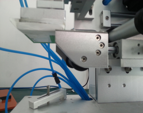 semi automatic flat bottles labeling equipment plochý etiketovací stroj s PLC advanced (2).jpg