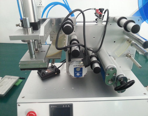 flat surface labeling equipment semi automatic ploché etiketovacie zariadenie (3).jpg