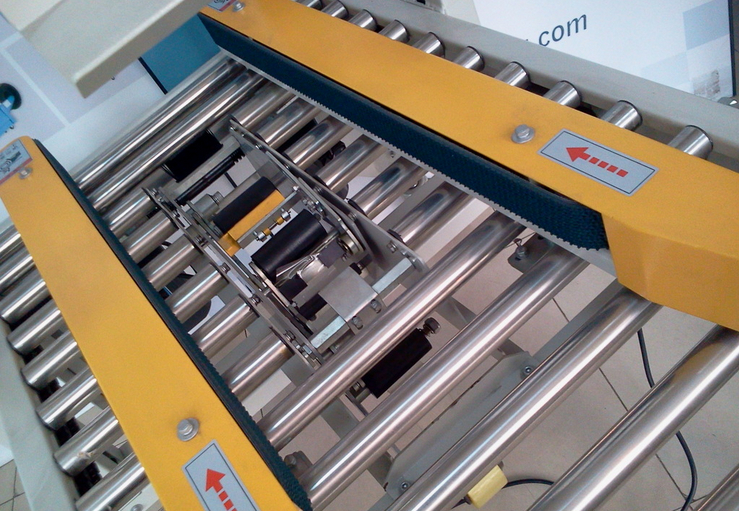 carton sealing stainless steel roll zblízka na stroj na uzatváranie kartónov semi auto.jpg