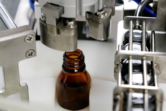 stroj na plnenie olejových fliaš tabletop.jpg