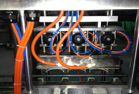 vacuum capper linear vákuové uzatváracie hlavy časť close shot.jpg