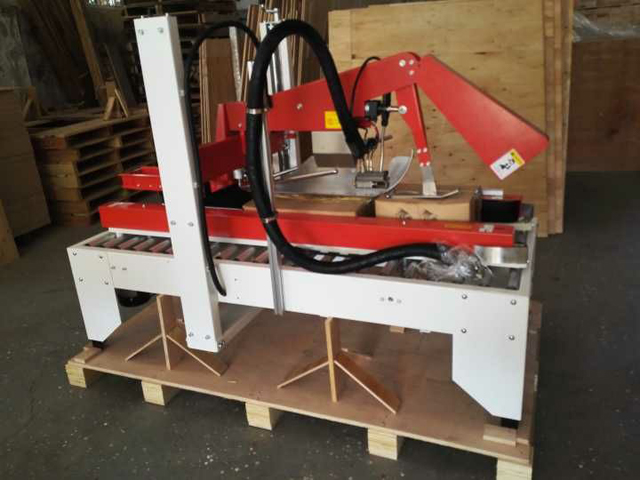 tavný lepiaci stroj na uzatváranie kartónov.jpg